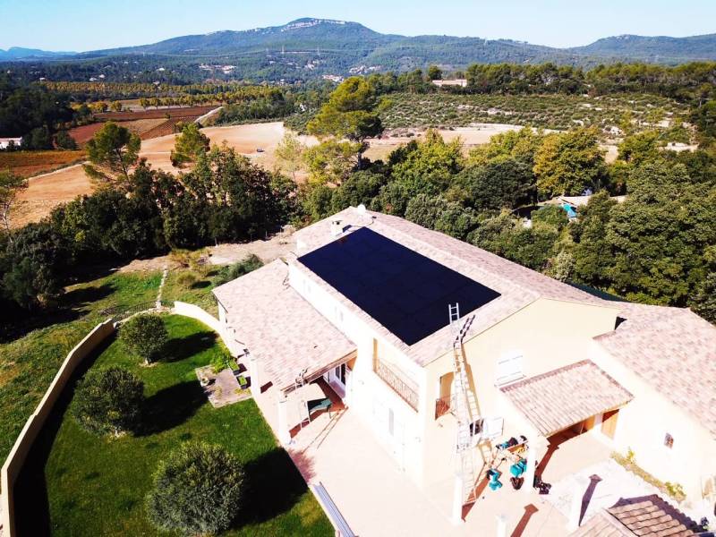 Panneaux solaires Sunpower P7 installés sur un toit à La Garde, garantissant une production énergétique optimale avec la technologie TopCon